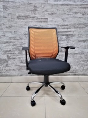 Кресло Barneo K-138 для персонала (черная ткань оранжевая сетка) в Ханты-Мансийске - hanty-mansiysk.mebel-74.com | фото